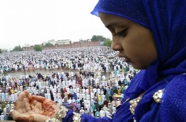 भोपाल में ईद की नमाज अदा करते लोग