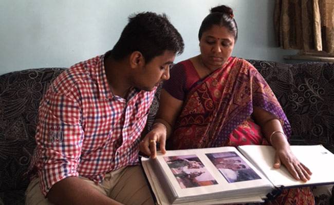 पिता की तस्वीरें देखता मृगेश राठौड़