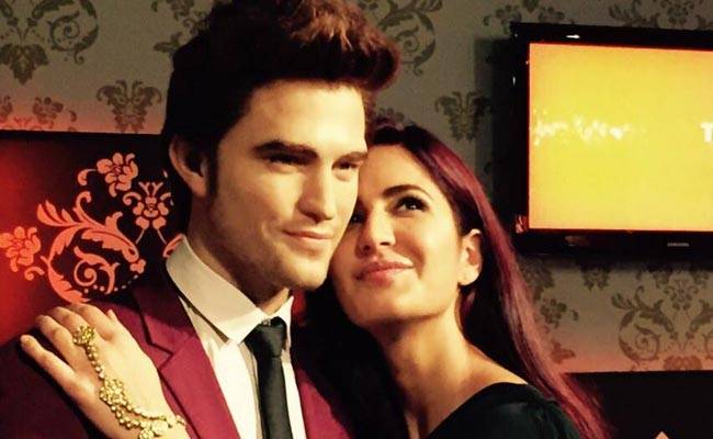 रॉबर्ट पैटिनसन के वेक्स स्टेच्यू के साथ कटरीना कैफ