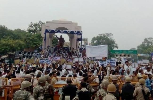 भारी संख्या में BSP कार्यकर्ता सड़क पर उतरे