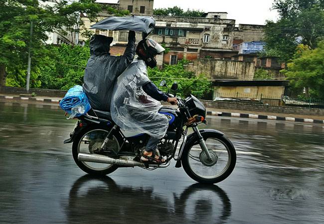 बारिश के बाद दिल्ली में तापमान में कई डिग्री सेल्‍िसयस की गिरावट दर्ज की गई