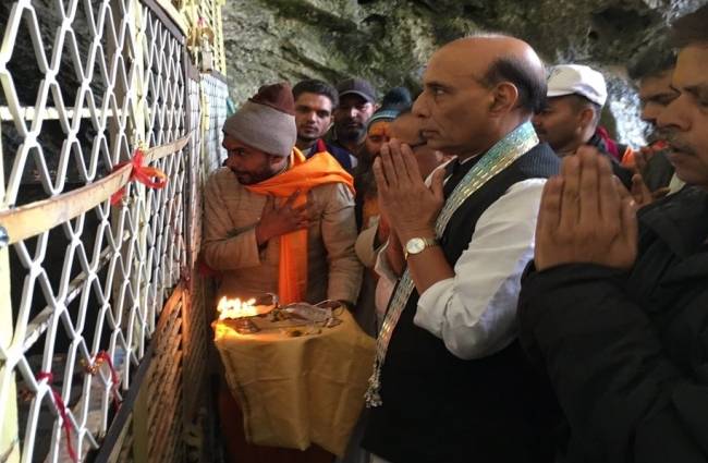 दर्शन करते राजनाथ सिंह