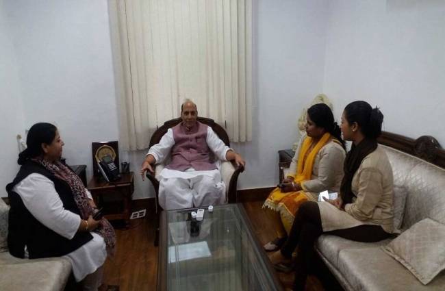 राजनाथ से बात करतीं AAP की तीन महिला विधायक