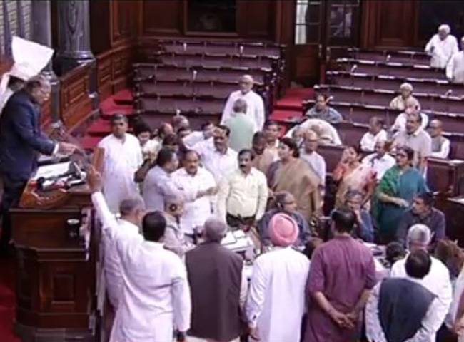 राज्यसभा के वेल में हंगामा करते सांसद