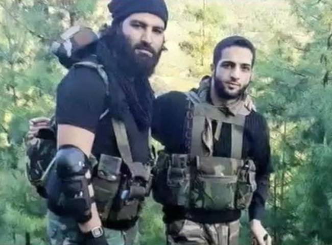 बुरहान वानी के साथ सबजार अहमद बट (बाएं)