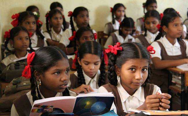 टीचर्स मतदाता सूची के पुनर्रीक्षण के काम में जुटे हैं और बच्चों की पढ़ाई प्रभावित हो रही है