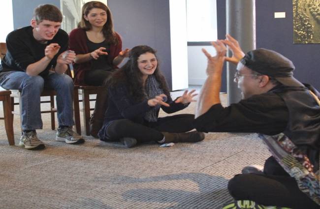 लड़कियों को भाते है कहानी सुनाने वाले लड़के