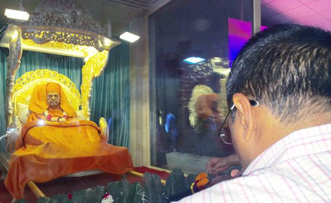 प्रमुख स्वामी महाराज के अंतिम दर्शन करते दिल्ली के सीएम केजरीवाल