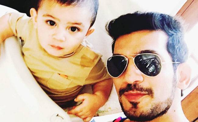 बेटे अयान के साथ अर्जुन बिजलानी