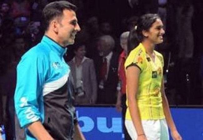 पी.वी. सिंधू के साथ बैडमिंटन खेलते हुए अक्षय कुमार