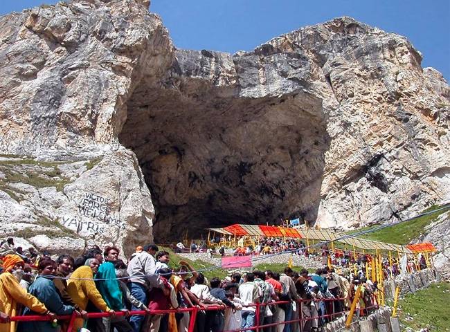 पवित्र गुफा की ओर बढ़ते तीर्थ यात्री