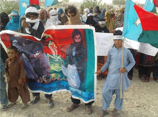 प्रदर्शन के दौरान जमा लोग