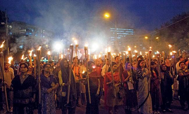 अविजित रॉय की हत्या के बाद ढाका में निकाला गया मशाल जुलूस