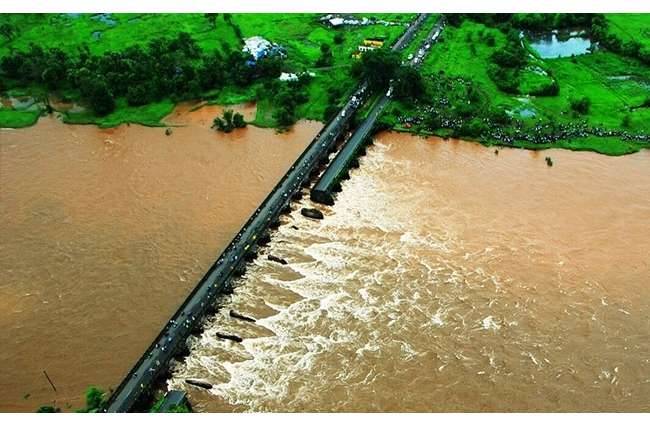 पुल ढहने से 2 बसें बह गईं थीं