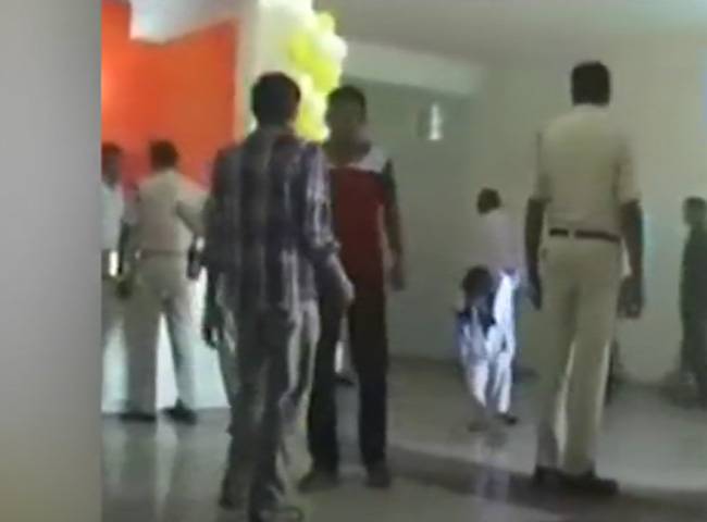 पुलिस थाने में झाड़ू लगाती स्कूली छात्रा