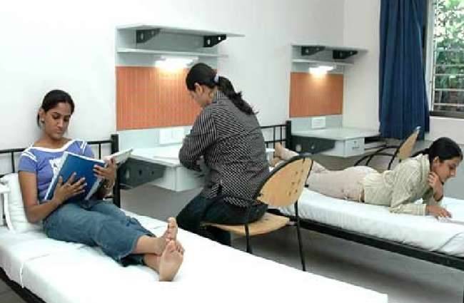 हॉस्टल के फरमान पर विवाद