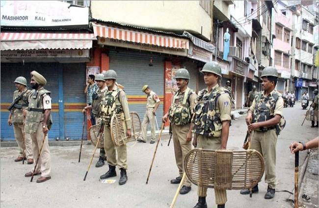 कर्फ्यू जारी