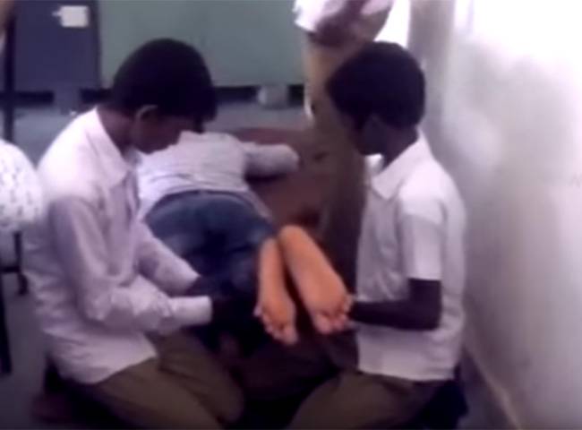 छात्रों से मसाज लेते शि‍क्षक