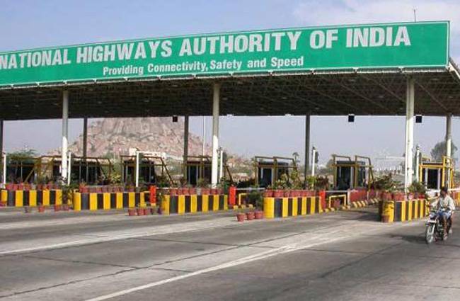 कार में सवार सभी 8 की मौत