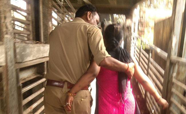 दरोगा की रंगरेलियां मनाते तस्वीरें हुई वायरल