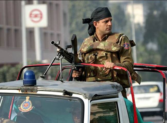 सुरक्षा में तैनात पुलिस के जवान