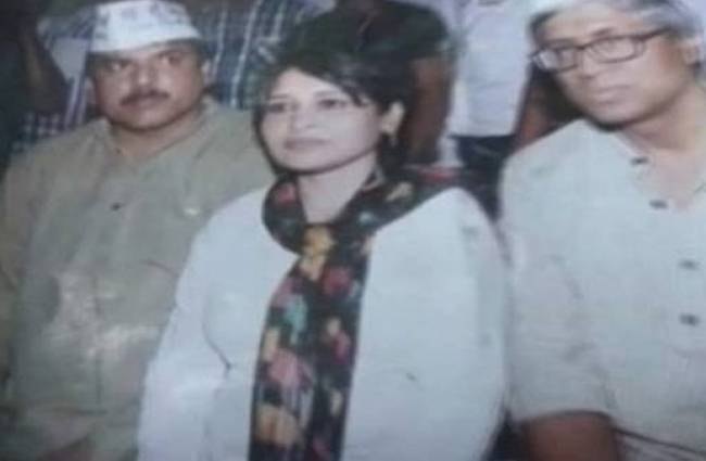 AAP नेता संजय सिंह और आशुतोष के साथ पार्टी कार्यकर्ता सोनी