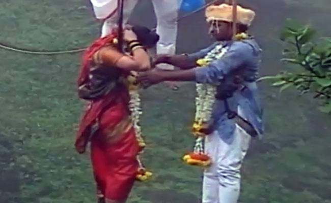 जयमाला पहनाते हुए जयदीप और रेशमा