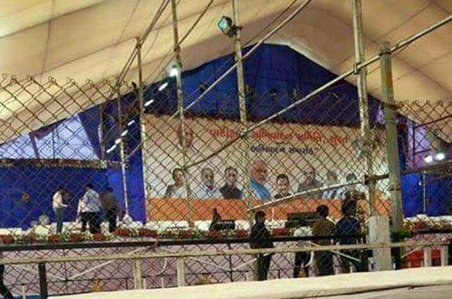 सूरत में अमित शाह के मंच की फोटो