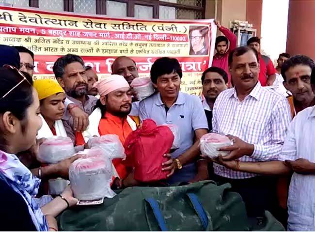 अस्थि‍यों के साथ समिति के लोग