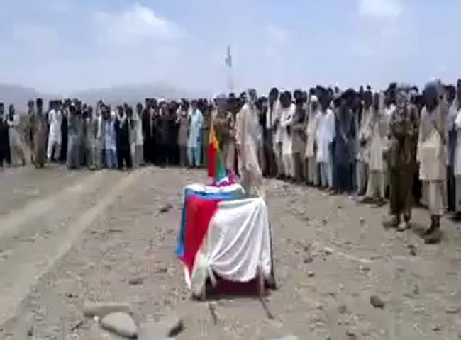 कमांडर को सलाम करते कार्यकर्ता