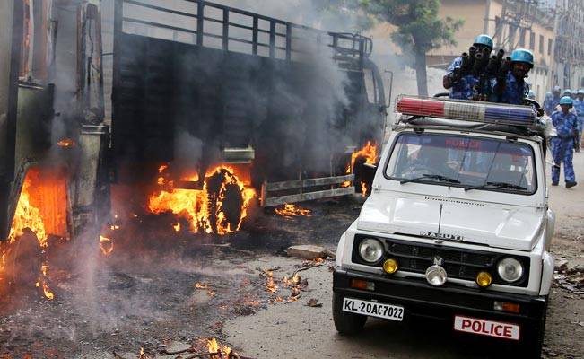 बेंगलुरु में सोमवार को कई जगह हुई आगजनी
