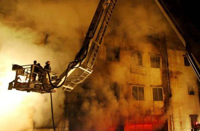 आग के बाद ढही इमारत