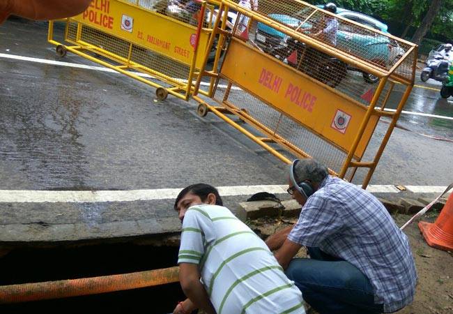 सड़क धंसने से यहां सुबह जाम लग गया