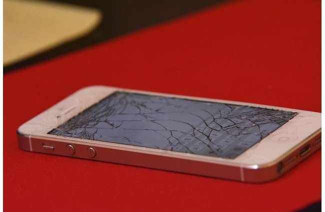 गुस्साए कस्टमर ने तोड़े कई आईफोन