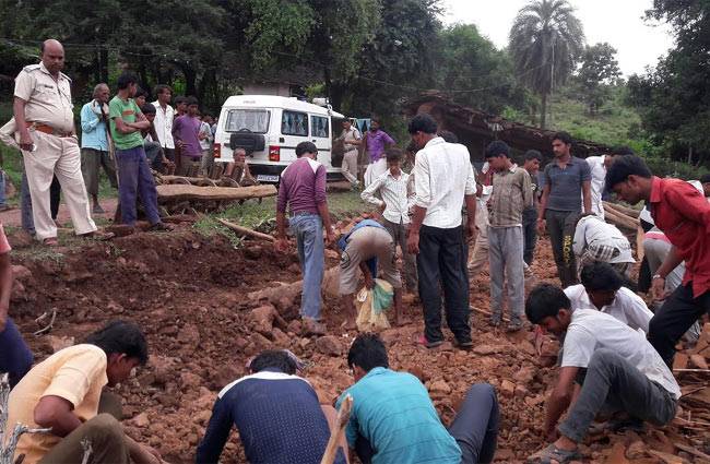 कच्चे मकान की दीवार गिर गई