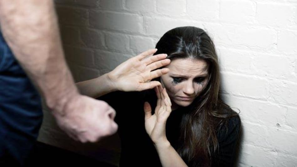 कब रुकेगा यह अत्याचार, 4 साल में महिलाओं के साथ बढ़ गए 34 फीसदी अपराध - crimes against women up 34 percent in four years - AajTak