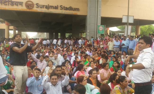 प्रदर्शन करते शिक्षक