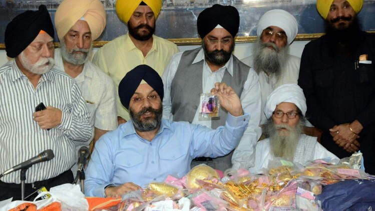 सोना-चांदी सौंपते DSGMC के अध्यक्ष मनजीत सिंह जीके 