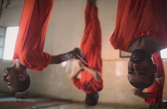 जानवरों की तरह इंसानों को लटकाया