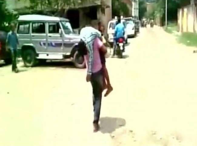 वक्त पर इलाज न मिलने के चलते 12 साल के अंश ने पिता के कंधे पर ही दम तोड़ दिया था