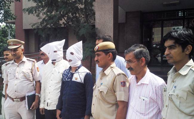 पुलिस गिरफ्त में खड़े शातिर सुपारी किलर