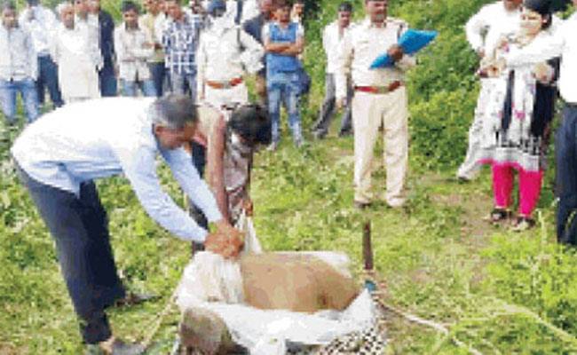 पुलिस ने आरोपी बेटे को गिरफ्तार कर लिया है