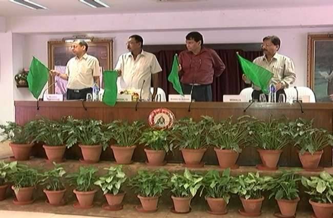 रेल मंत्री सुरेश प्रभु ने दिखाई हरी झंडी