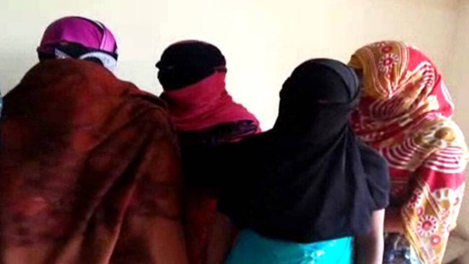 महिला के घर में चल रहे सेक्स रैकेट का भंडाफोड़ - a big sex racket busted in rampur uttar pradesh latest news - AajTak