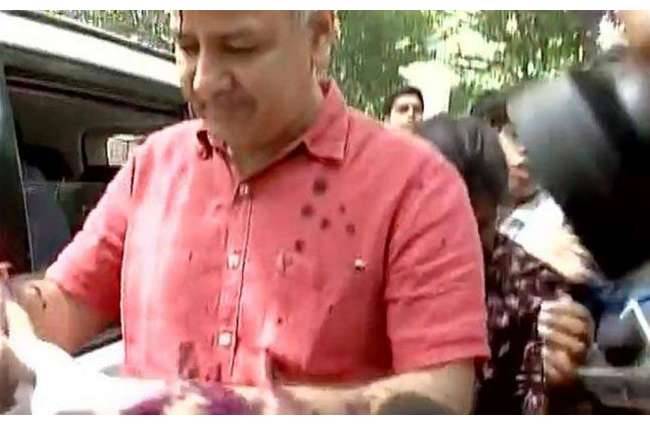 दिल्ली के डिप्टी सीएम मनीष सिसोदिया पर इंक अटैक