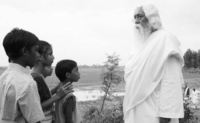 'थिंकिंग ऑफ हिम' के सेट पर रवींद्रनाथ टैगोर बने विक्टर बनर्जी