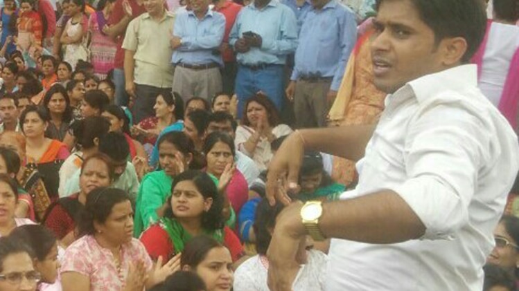 प्रदर्शन करते स्‍कूल टीचर