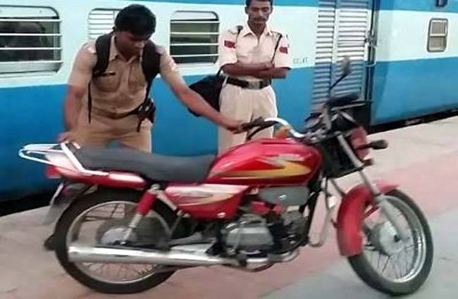 सब-इंसपेक्टर ने रेलवे के नियमों को ताक पर रख दिया