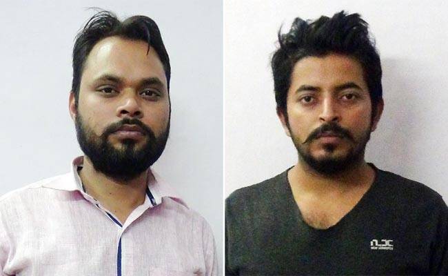 पुलिस गिरफ्त में खड़े आरोपी