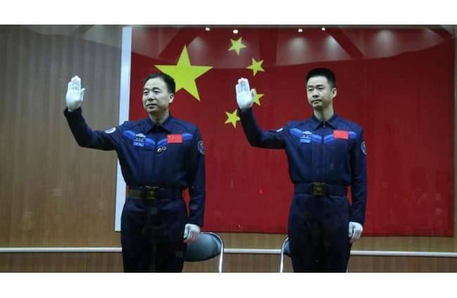 दो अंतरिक्ष यात्री रवाना